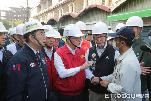 ▲行政院院長卓榮泰下午特別南下勘災，由台南市長黃偉哲陪同前往玉井仁愛街大廈、楠西老人文康中心、楠西國小、受損民宅等處關心與慰問民眾。（圖／記者林東良翻攝，下同）