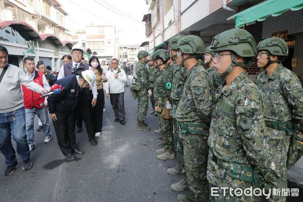 ▲行政院院長卓榮泰下午特別南下勘災，由台南市長黃偉哲陪同前往玉井仁愛街大廈、楠西老人文康中心、楠西國小、受損民宅等處關心與慰問民眾。（圖／記者林東良翻攝，下同）