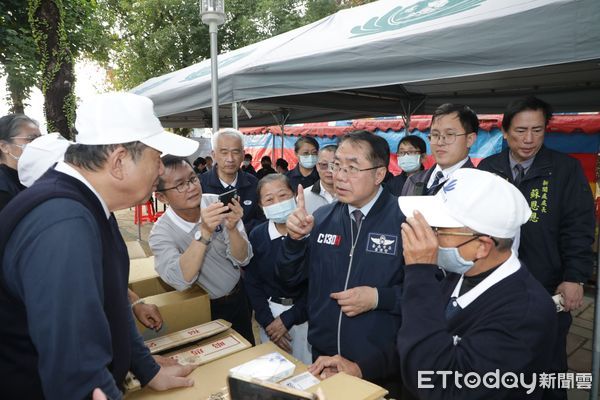 ▲行政院院長卓榮泰下午特別南下勘災，由台南市長黃偉哲陪同前往玉井仁愛街大廈、楠西老人文康中心、楠西國小、受損民宅等處關心與慰問民眾。（圖／記者林東良翻攝，下同）