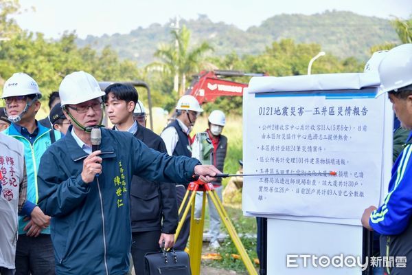 ▲行政院院長卓榮泰下午特別南下勘災，由台南市長黃偉哲陪同前往玉井仁愛街大廈、楠西老人文康中心、楠西國小、受損民宅等處關心與慰問民眾。（圖／記者林東良翻攝，下同）