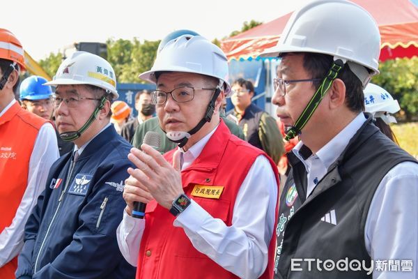 ▲行政院院長卓榮泰下午特別南下勘災，由台南市長黃偉哲陪同前往玉井仁愛街大廈、楠西老人文康中心、楠西國小、受損民宅等處關心與慰問民眾。（圖／記者林東良翻攝，下同）