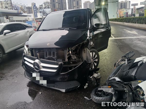 ▲▼樂團車子與機車發生車禍（紅箭頭），監視器影片顯示事故發生時騎士是綠燈，樂團吉他手在IG貼文             。（圖／記者陳以昇翻攝）