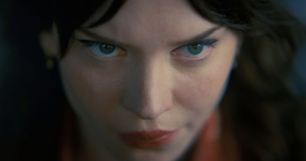 ▲《完美伴侶》最新預告揭露蘇菲柴契爾其實是依照男友理想型所打造的性愛機器人。（圖／華納提供）