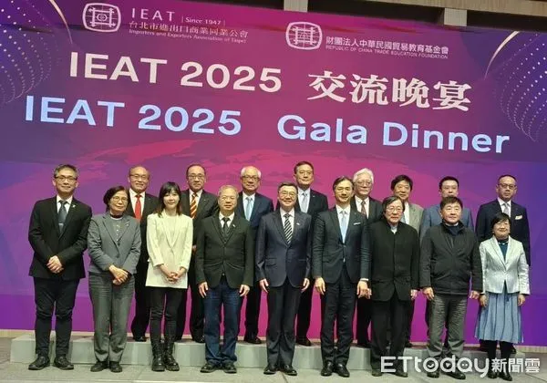 ▲行政院長卓榮泰(前排中)出席IEAT尾牙，公會理事長黃教漳(前排右四)與政府高層、公會常務理監事等貴賓合影。（圖／記者張佩芬攝）