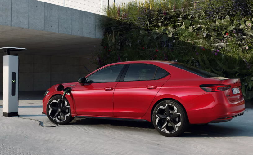 ▲海外新一代Skoda Superb增加PHEV新油電選項。（圖／翻攝自Skoda）