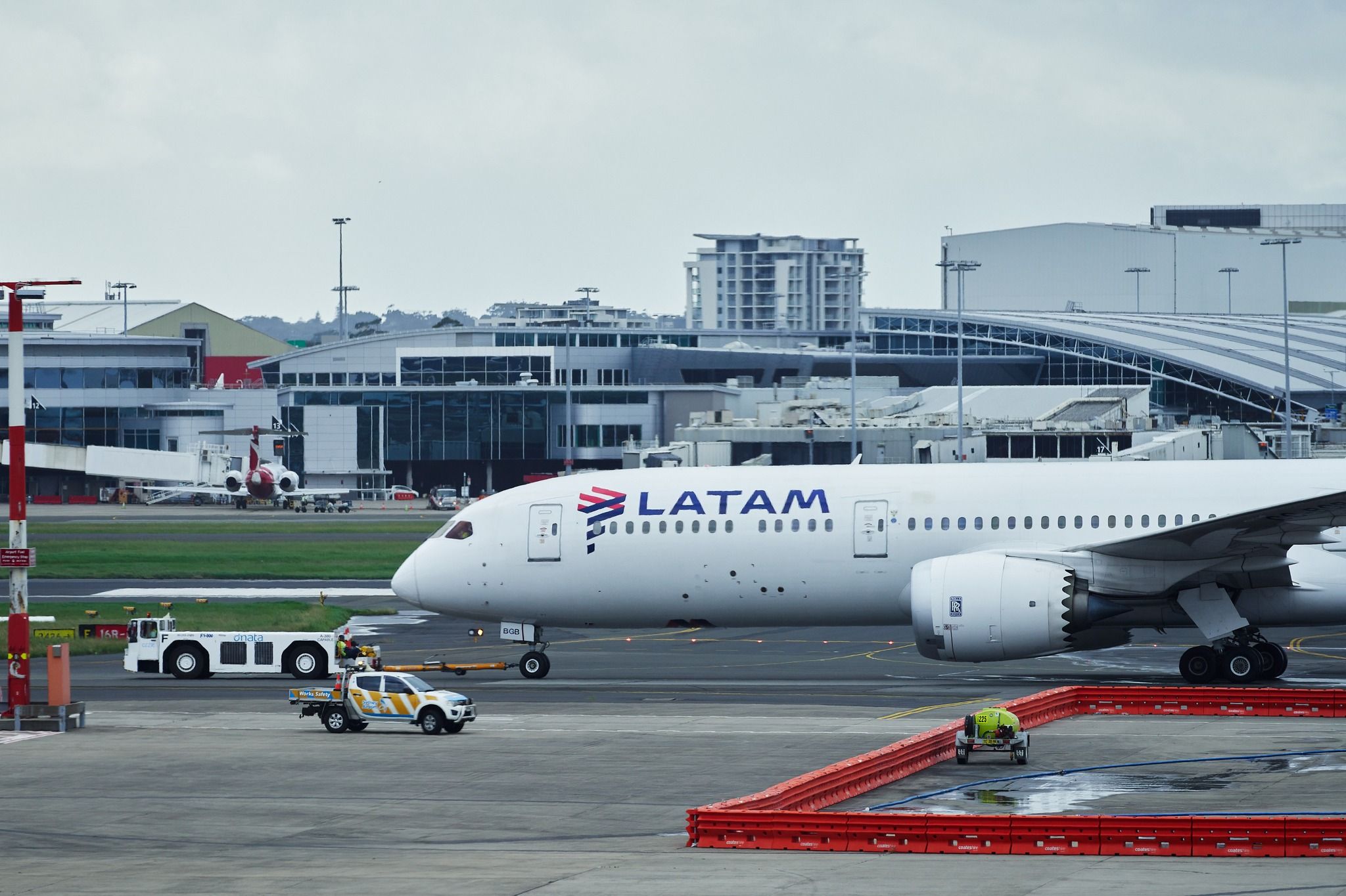 ▲▼67歲下飛機走到一半暴斃。（圖／LATAM Airlines）