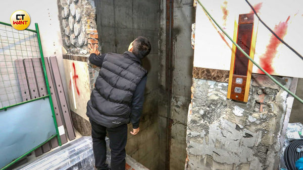 電梯安裝工作辛苦危險，員工們為了客戶安全謹慎小心，卻被公司拖欠多月獎金，甚至還「倒欠」公司薪水。（圖／方萬民攝）