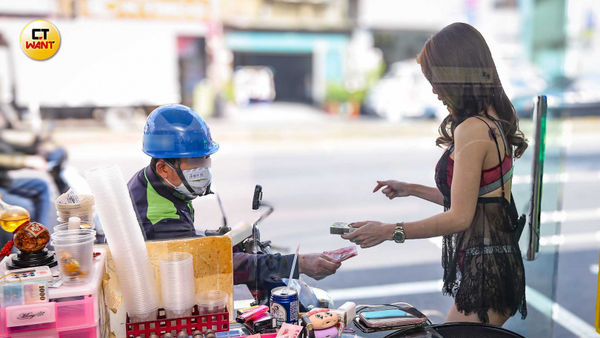 檳榔產業瀕臨夕陽化，生意下滑又面對突來草案頒布，讓業者不知該何去何從。（圖／趙世勳攝）