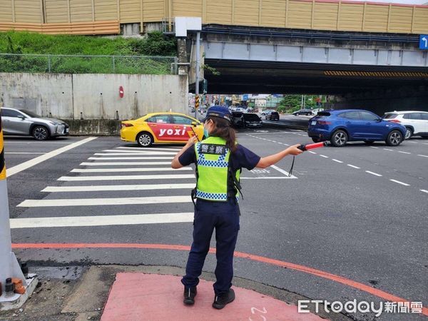 ▲2025年加強重要節日安全維護工作，永康分局強化永康交流道、大灣交流道、台1線及台20線等12處交通崗執行疏導作為，另針對酒後駕車、超速行駛及大型車交通違規等，加強交通執法。（圖／記者林東良翻攝，下同）