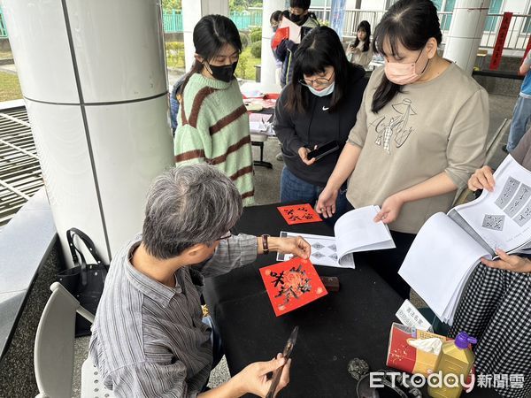 ▲台電屏東區營業處舉辦「銀蛇迎新春 揮毫贈春聯」活動            。（圖／台電屏東區處提供）