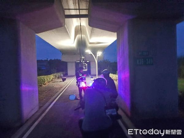 ▲潮州警方將加強取締鐵路高架橋下自行車道違規行為           。（圖／記者陳崑福翻攝）