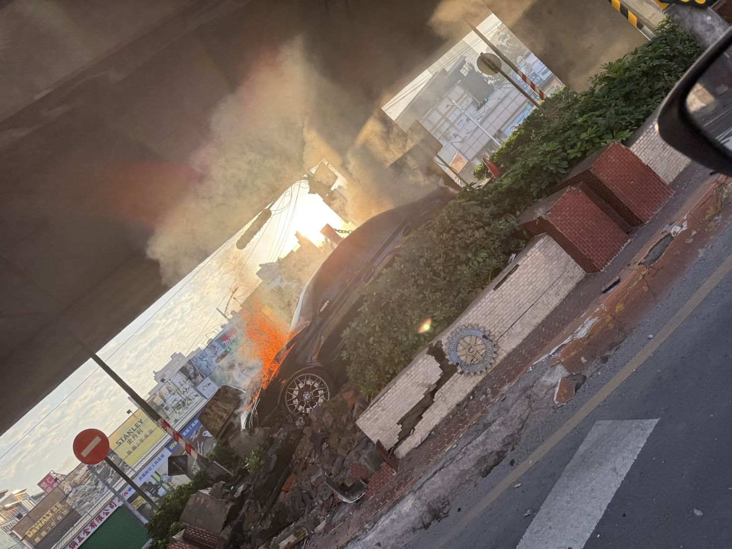 ▲▼高雄市三民區建國二路、民族路橋下賓士火燒車。（圖／翻攝記者爆料網）