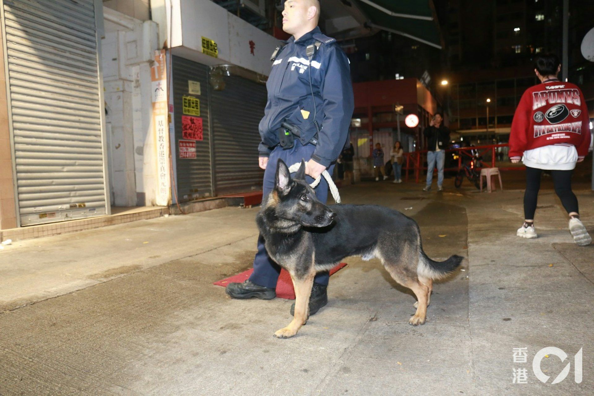 ▲香港黑幫大街上遭亂刀砍死，警大陣仗掃黑。（圖／香港01）