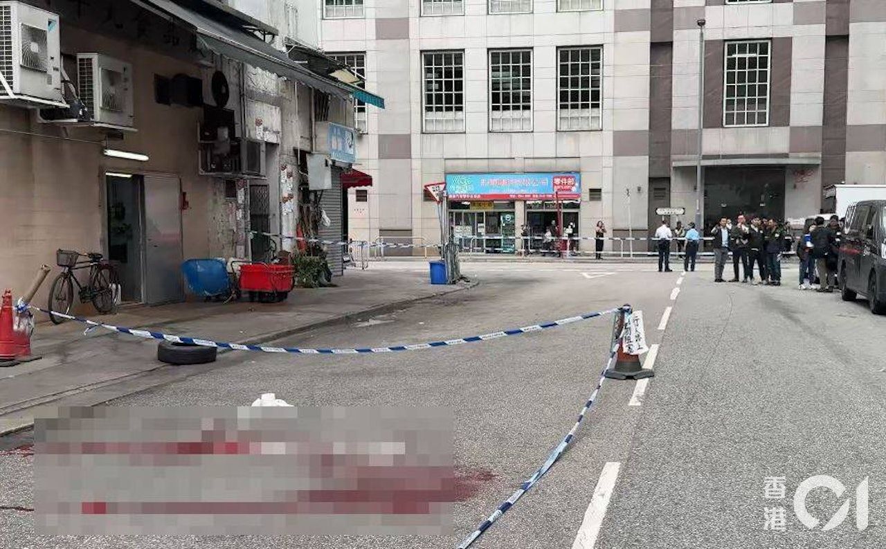 ▲香港黑幫大街上遭亂刀砍死，警大陣仗掃黑。（圖／香港01）