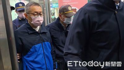 快訊／柯文哲抵達新竹台大　戒護警伸手阻擋媒體「他現在禁見」