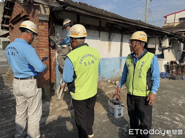 ▲台南市做工行善團因應21日凌晨大地震住戶的水電復原，做工行善團電氣工會志工維修工作，截至22日中午已修復水電約50餘處。（圖／記者林東良翻攝，下同）