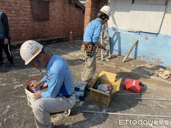 ▲台南市做工行善團因應21日凌晨大地震住戶的水電復原，做工行善團電氣工會志工維修工作，截至22日中午已修復水電約50餘處。（圖／記者林東良翻攝，下同）