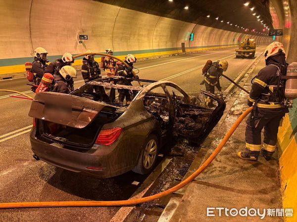 ▲中和隧道火燒車，BMW大7燒剩半台。（圖／記者陳以昇翻攝，下同）