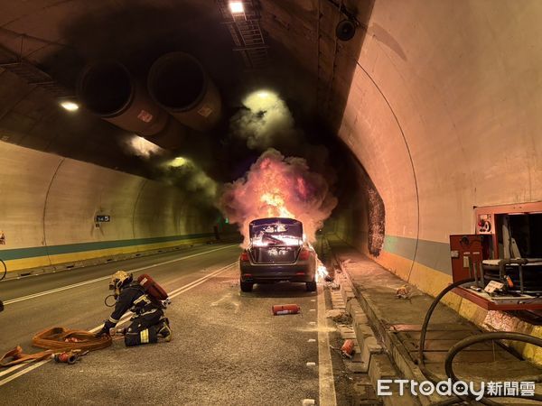 ▲中和隧道火燒車，BMW大7燒剩半台。（圖／記者陳以昇翻攝，下同）