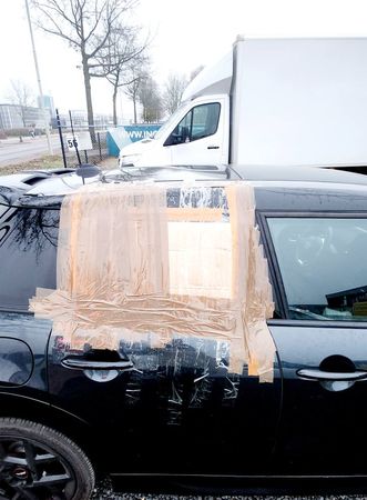 ▲岳庭遇到帥警察超開心。（圖／岳庭提供）