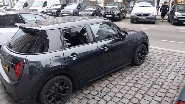 ▲岳庭遇到帥警察超開心。（圖／岳庭提供）