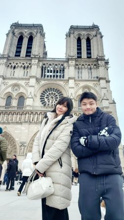 ▲岳庭遇到帥警察超開心。（圖／岳庭提供）