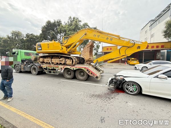 ▲▼白色賓士車追撞載怪手的拖板車             。（圖／記者陳以昇翻攝）