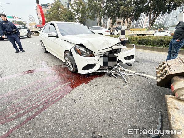 ▲▼白色賓士車追撞載怪手的拖板車             。（圖／記者陳以昇翻攝）