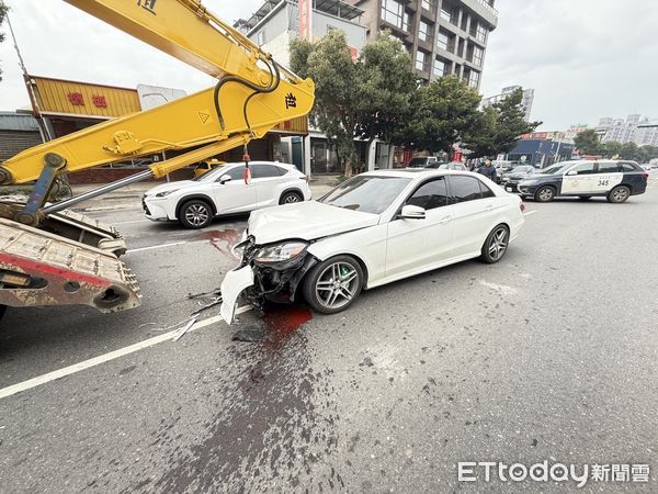 ▲▼白色賓士車追撞載怪手的拖板車             。（圖／記者陳以昇翻攝）