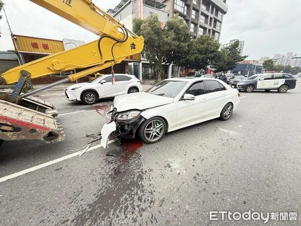 ▲▼白色賓士車追撞載怪手的拖板車             。（圖／記者陳以昇翻攝）