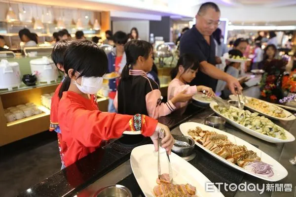 ▲恆基課輔班學童到夏都酒店用餐             。（圖／恆基提供）