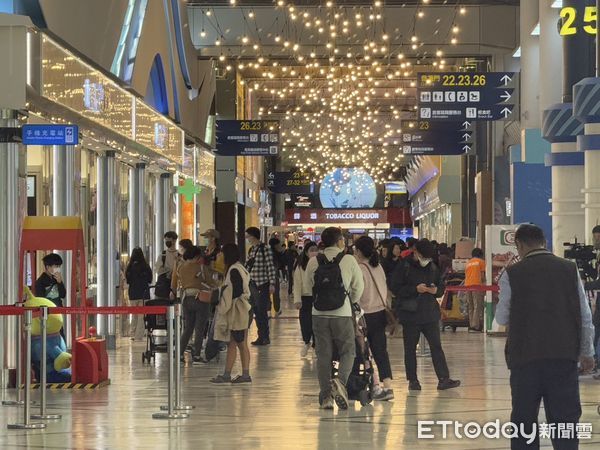 ▲▼免稅店,免稅,菸酒,出國,登機門,小港機場,高雄國際航空站。（圖／記者許宥孺攝）