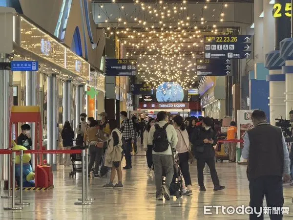 ▲▼免稅店,免稅,菸酒,出國,登機門,小港機場,高雄國際航空站。（圖／記者許宥孺攝）