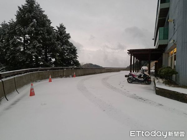 合歡山下雪。（圖／民眾提供）