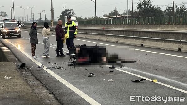 ▲台61線苗栗後龍路段今天清晨發生騎士慘死事故，警方正調查事故原因中。（圖／記者楊永盛翻攝）