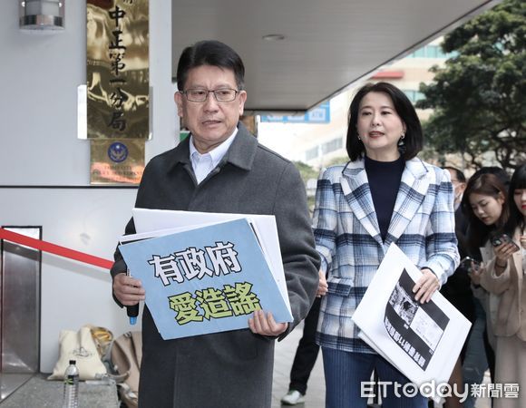 ▲▼國民黨團書記長林思銘 首席副書記長王鴻薇 前往中正一分局告發造謠總預算違反社維法。（圖／記者屠惠剛攝）