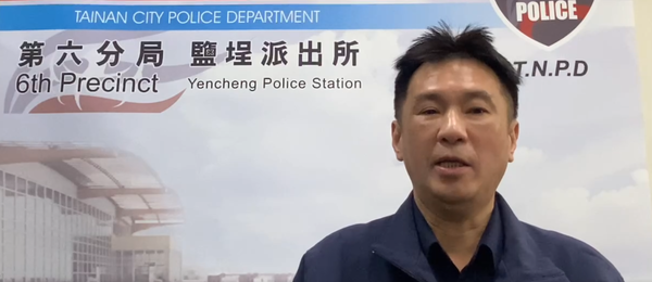 ▲黃員在南區永南四街與美南街口將李男攔停，李男即騎機車衝撞黃員，車輪輾傷黃員腳背，並下車動手拍打黃員安全帽，動口咬傷黃員右手食指被逮捕送辦。（圖／民眾提供，下同）