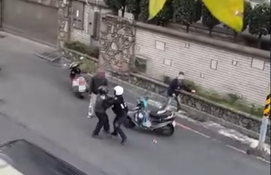 ▲黃員在南區永南四街與美南街口將李男攔停，李男即騎機車衝撞黃員，車輪輾傷黃員腳背，並下車動手拍打黃員安全帽，動口咬傷黃員右手食指被逮捕送辦。（圖／民眾提供，下同）