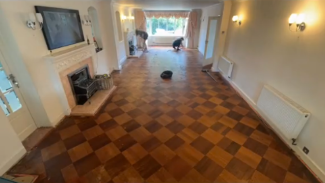 ▲▼改造舊屋！一掀地毯驚見「價值百萬」超珍貴裝潢　夫妻嗨翻。（圖／翻攝TikTok@brooks_renovation）