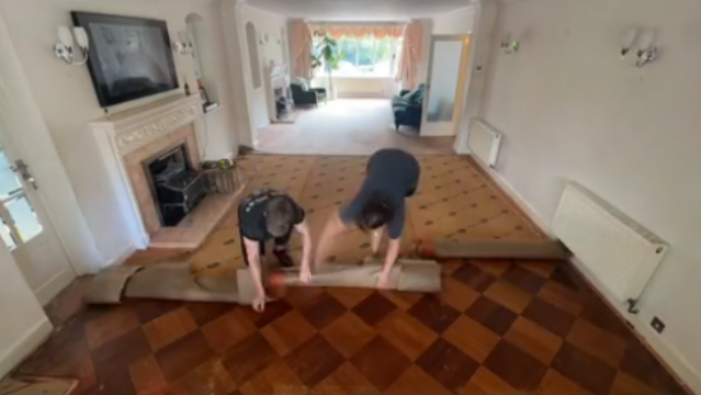 ▲▼改造舊屋！一掀地毯驚見「價值百萬」超珍貴裝潢　夫妻嗨翻。（圖／翻攝TikTok@brooks_renovation）