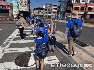 高高舉起手請你看見我　台南教育局推學童「舉手過馬路」運動