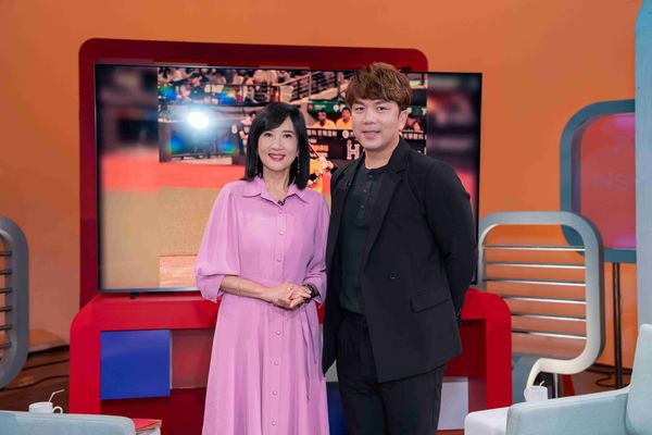 ▲周思齊再度登上《TVBS看板人物》，笑喊退休生活都還在適應中，左為主持人方念華。（圖／TVBS）