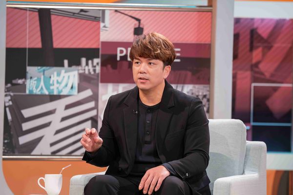 ▲周思齊再度登上《TVBS看板人物》，笑喊退休生活都還在適應中，左為主持人方念華。（圖／TVBS）