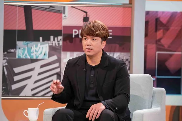 ▲周思齊再度登上《TVBS看板人物》，笑喊退休生活都還在適應中，左為主持人方念華。（圖／TVBS）