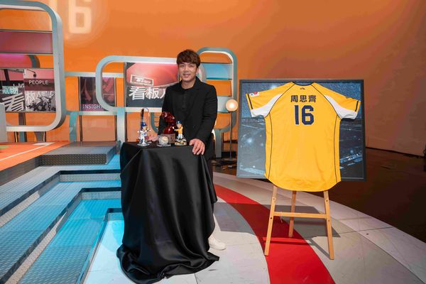 ▲周思齊再度登上《TVBS看板人物》，笑喊退休生活都還在適應中，左為主持人方念華。（圖／TVBS）