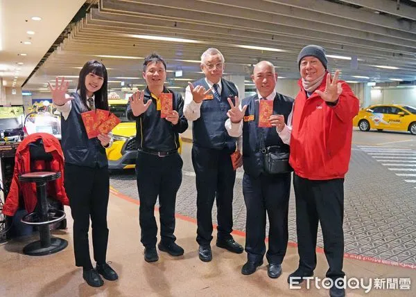 ▲司機網紅「楊詩萍–模範計程車」(左一)和55688司機於台北市政府轉運站賀新年。（圖／大車隊提供）