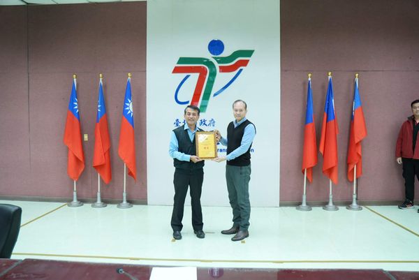 ▲55688集團台灣大車獲得2024「台北市金輪獎」最高殊榮「特優獎」，史無前例的特優獎。（圖／大車隊提供）