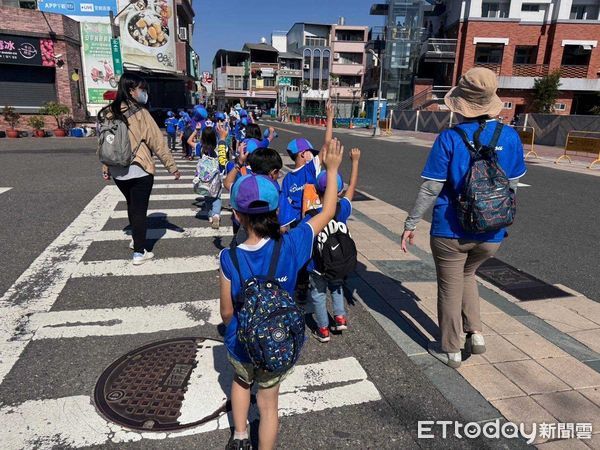 ▲為推廣學童「舉手過馬路」安全運動，台南市教育局23日邀請大光國小學生演出生活情境行動劇。（圖／記者林東良翻攝，下同）