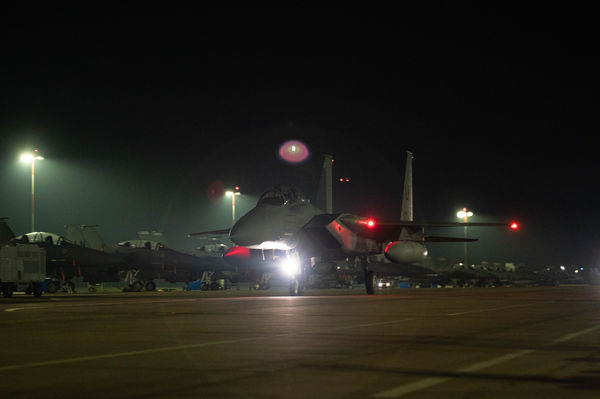 ▲▼美國空軍F-15E抵達英國皇家空軍拉肯希斯基地。（圖／美國空軍）