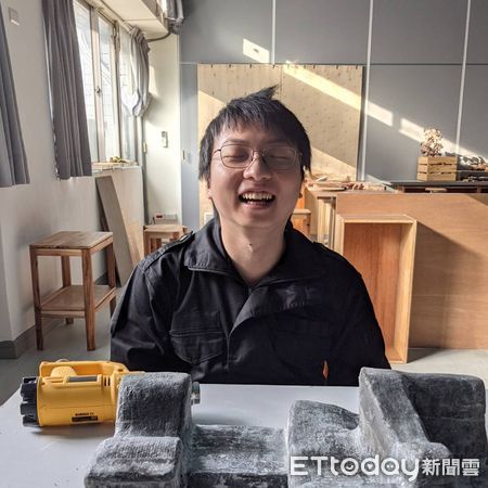 ▲車城海口港沙灘長出「奇幻蘑菇」，屏東落山風藝術季捧紅台灣新秀前進日本。（圖／記者陳弘修翻攝）